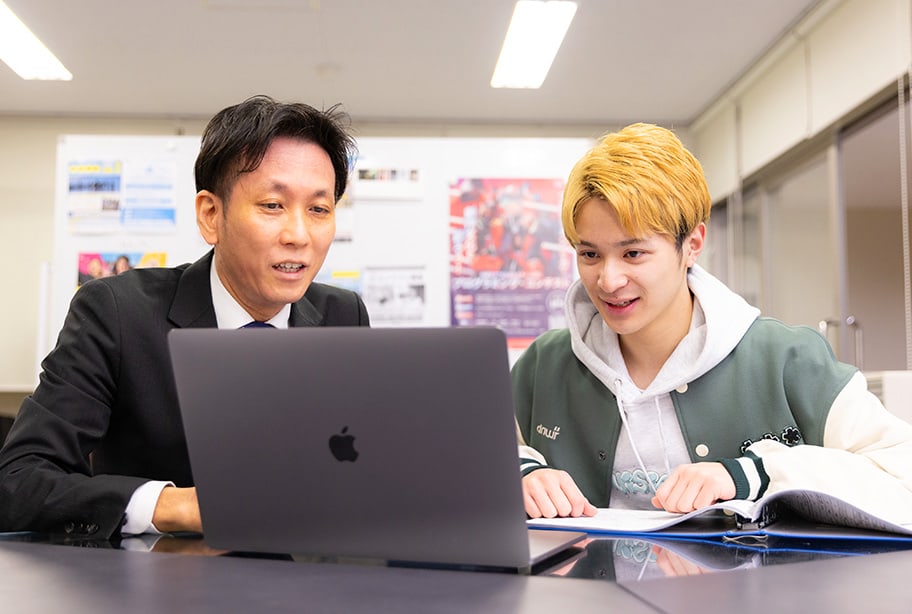 キャリアサポートセンターで相談する学生と講師