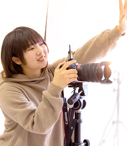 カメラを撮影する女性